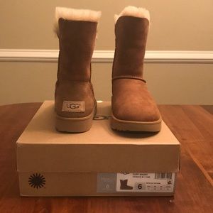 Ugg classic cuff short size 6